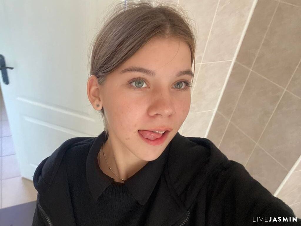 Watch NadineGene live stream