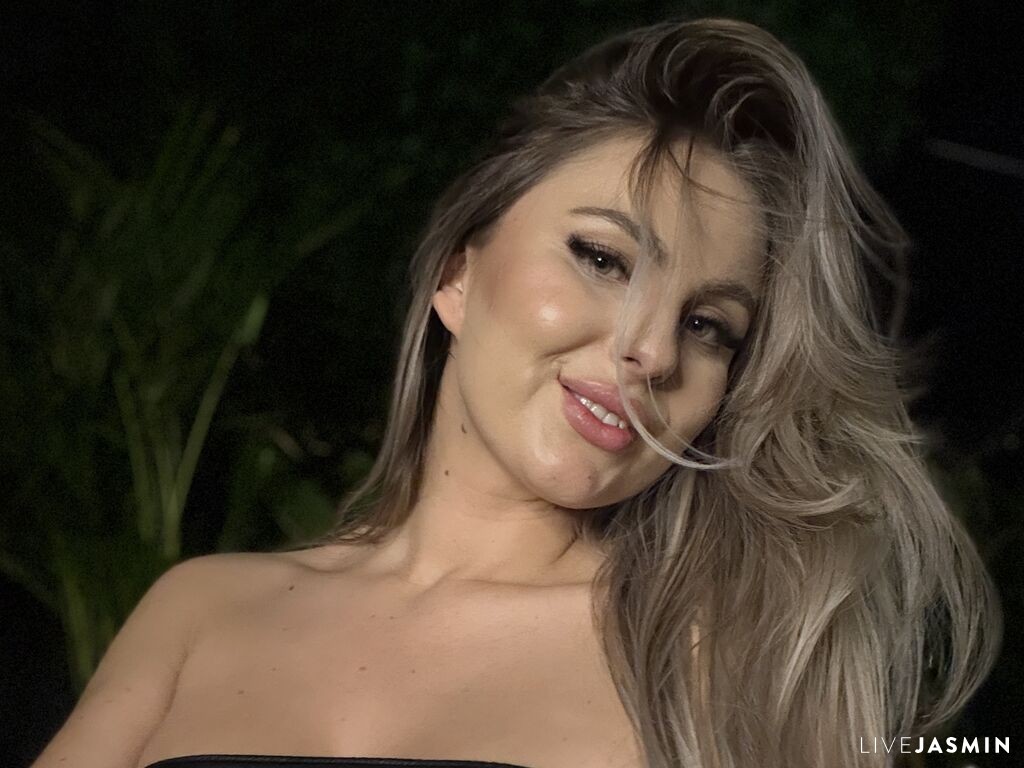 Watch Nicole live stream now