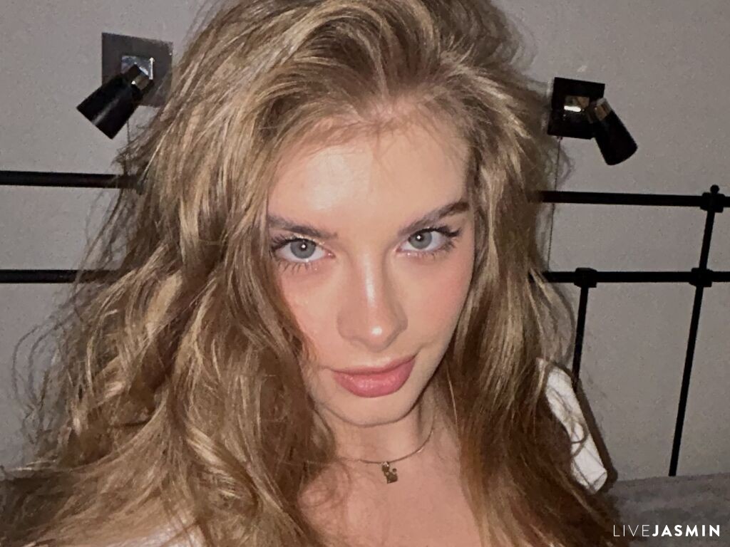 RenMeow live cam profile preview on CamGirlVillage